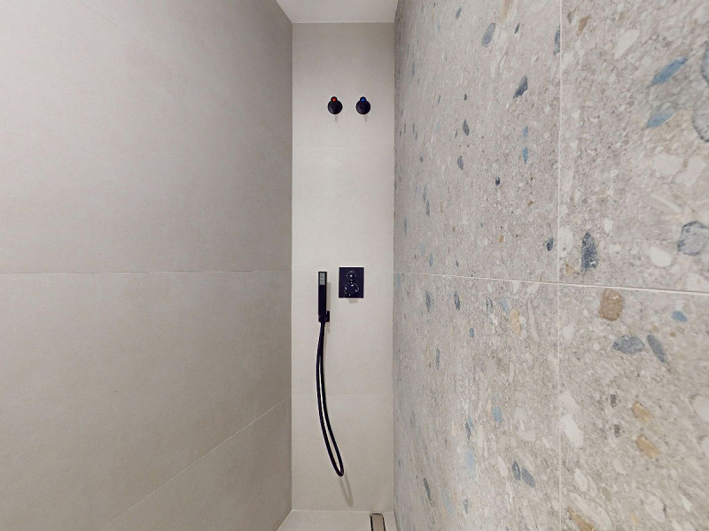 Piso alto con dos orientaciones y balcones en Sants, Barcelona. Foto:  28