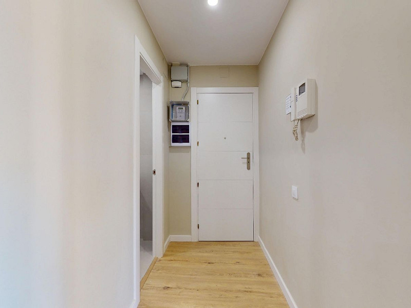 Piso alto con dos orientaciones y balcones en Sants, Barcelona. Foto:  29