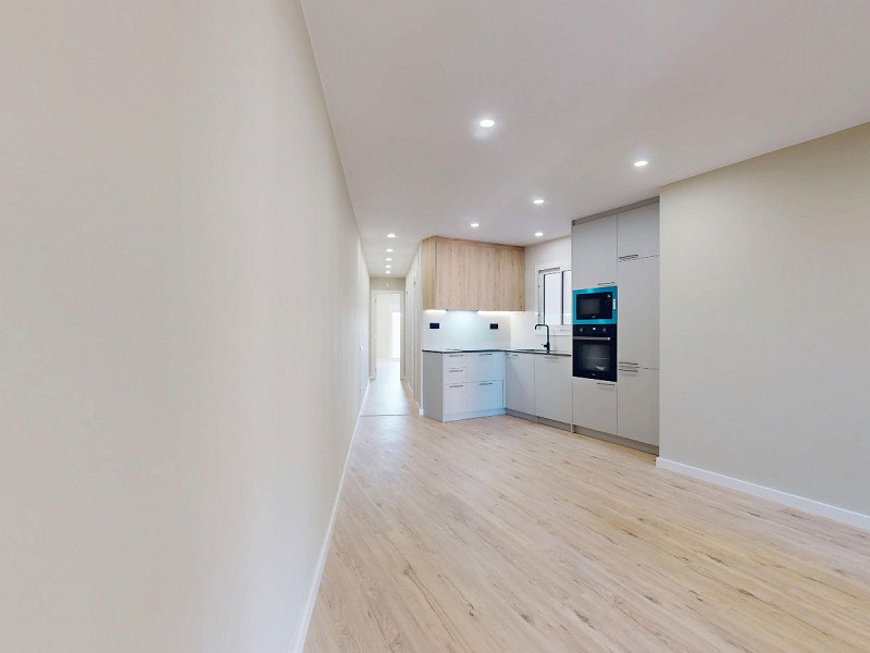 Piso alto con dos orientaciones y balcones en Sants, Barcelona. Foto:  32