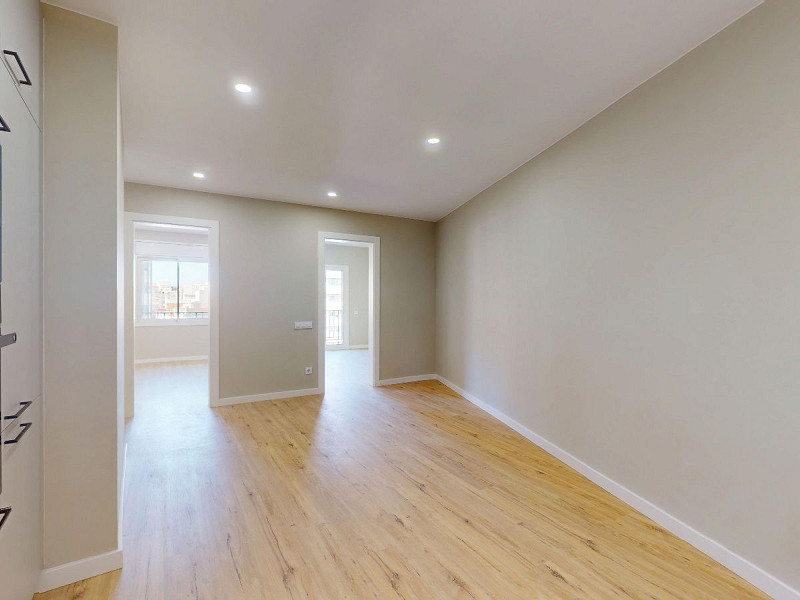 Piso alto con dos orientaciones y balcones en Sants, Barcelona. Foto:  34