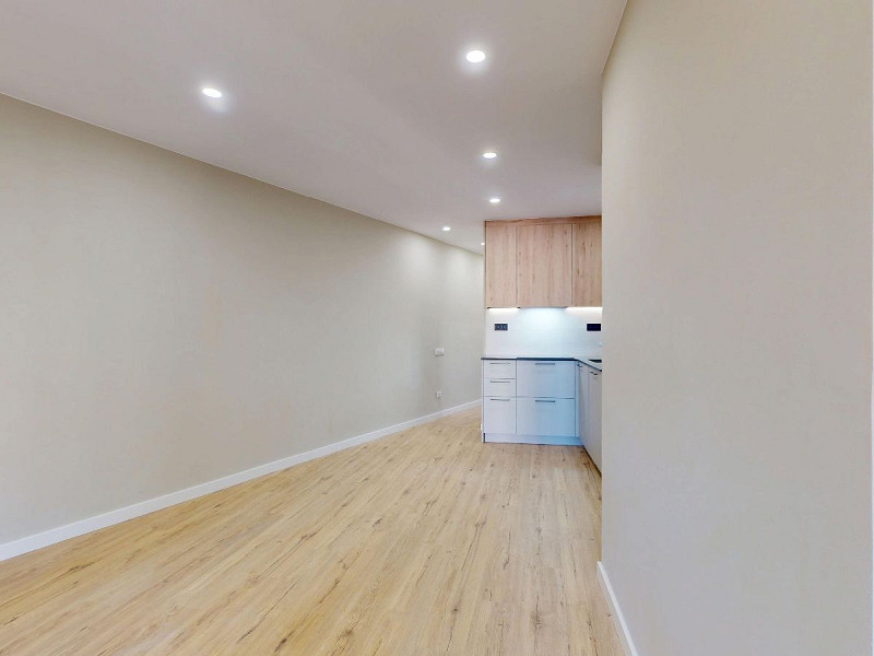 Piso alto con dos orientaciones y balcones en Sants, Barcelona. Foto:  35