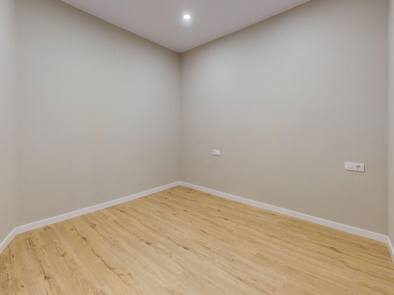 Piso alto con dos orientaciones y balcones en Sants, Barcelona. Foto:  37