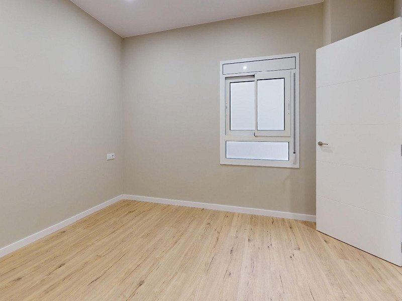 Piso alto con dos orientaciones y balcones en Sants, Barcelona. Foto:  38