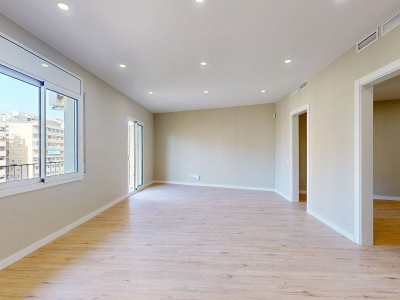 Piso alto con dos orientaciones y balcones en Sants, Barcelona. Foto:  39