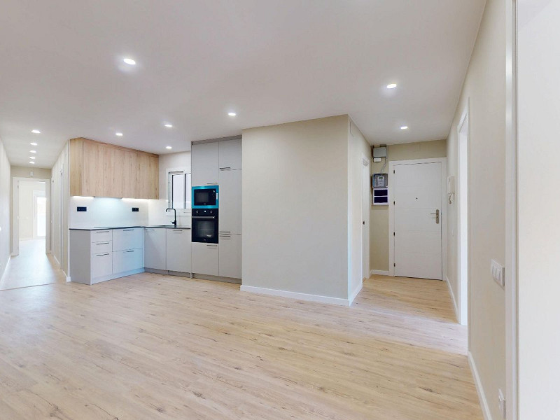 Piso alto con dos orientaciones y balcones en Sants, Barcelona. Foto:  40