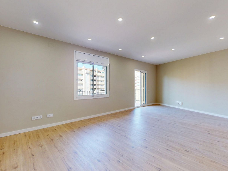 Piso alto con dos orientaciones y balcones en Sants, Barcelona. Foto:  45