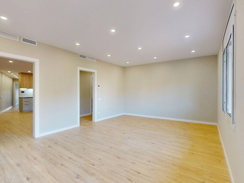 Piso alto con dos orientaciones y balcones en Sants, Barcelona. Foto:  46