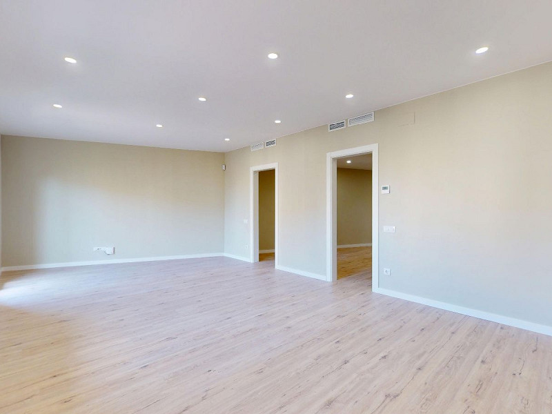 Piso alto con dos orientaciones y balcones en Sants, Barcelona. Foto:  48