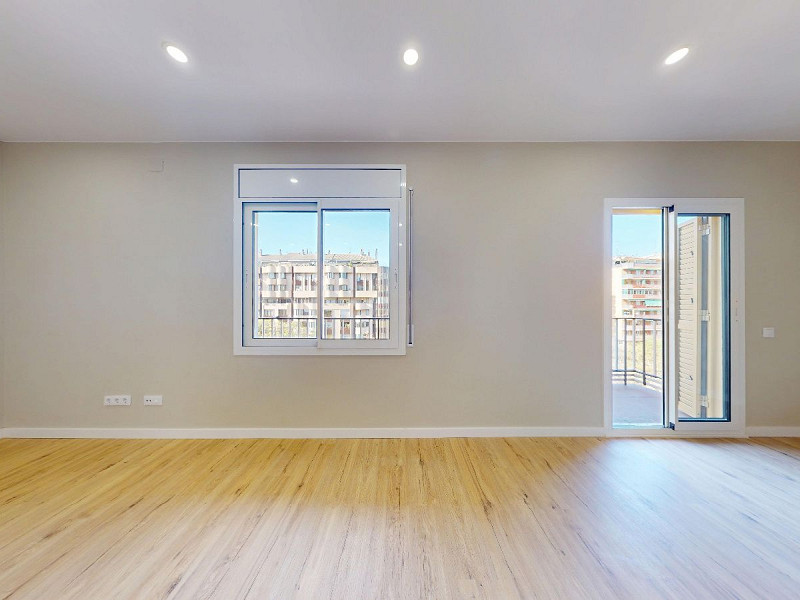 Piso alto con dos orientaciones y balcones en Sants, Barcelona. Foto:  50