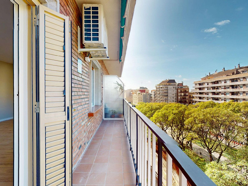 Piso alto con dos orientaciones y balcones en Sants, Barcelona. Foto:  51
