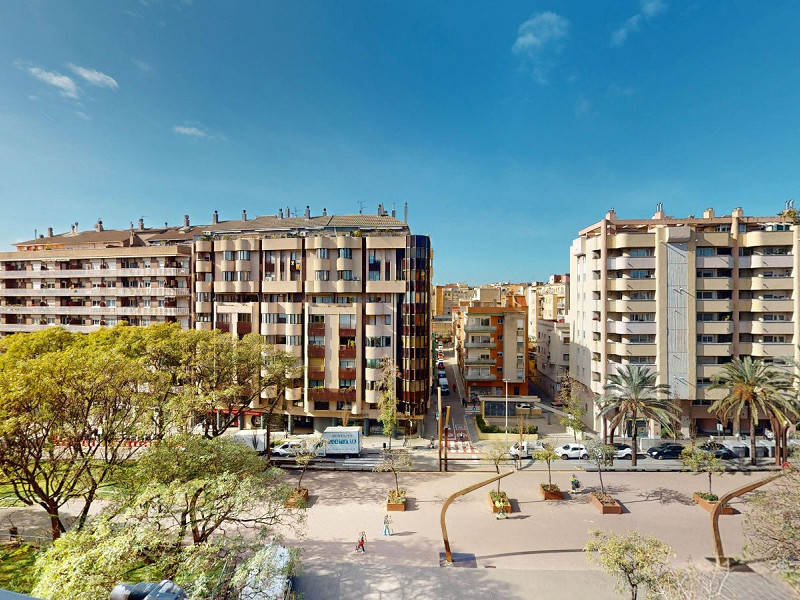 Piso alto con dos orientaciones y balcones en Sants, Barcelona. Foto:  52