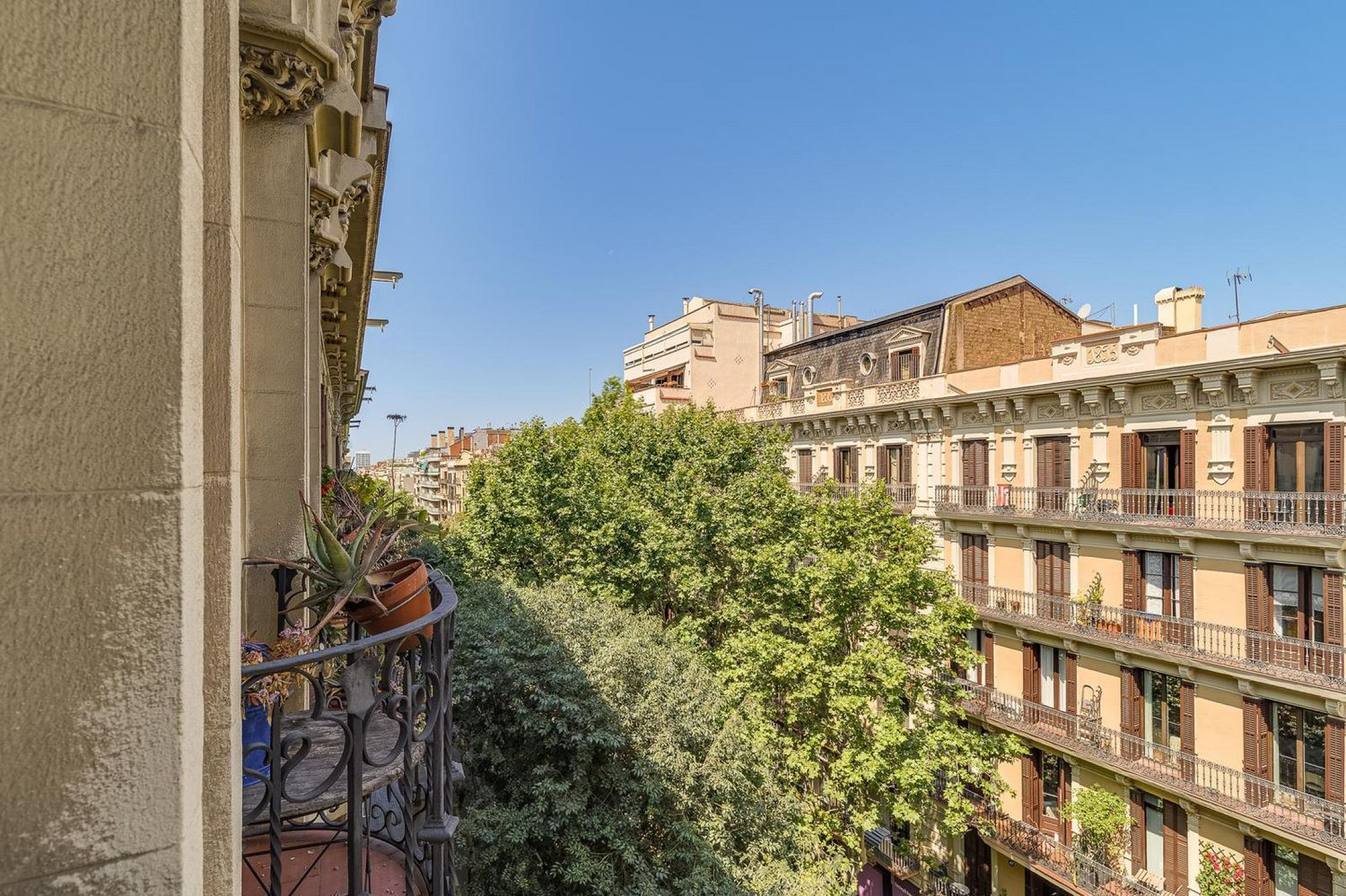 Charming Penthouse with Terrace in Eixample – Barcelona