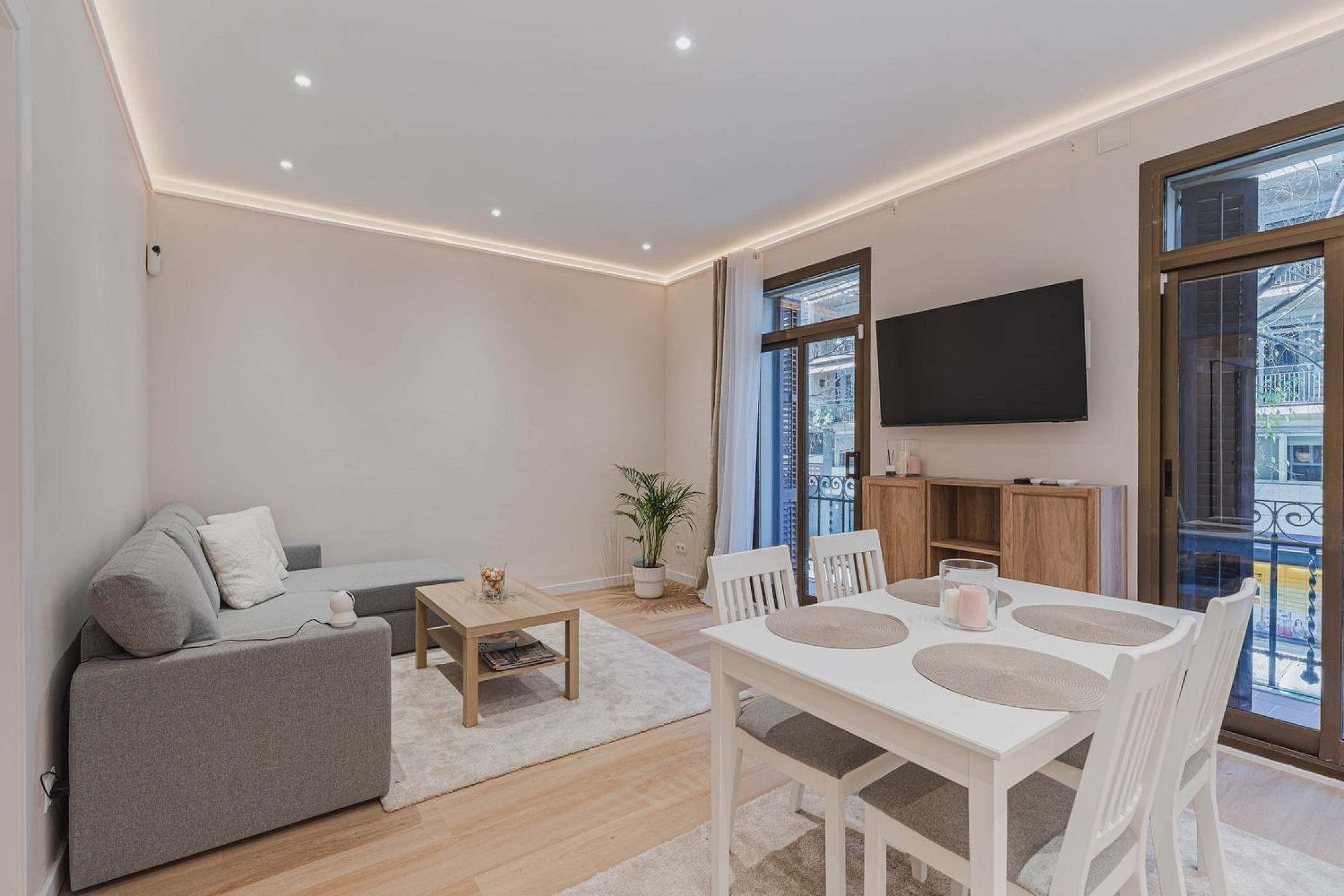 Newly Renovated Apartment with Balcony in Nova Esquerra de l’Eixample, Barcelona