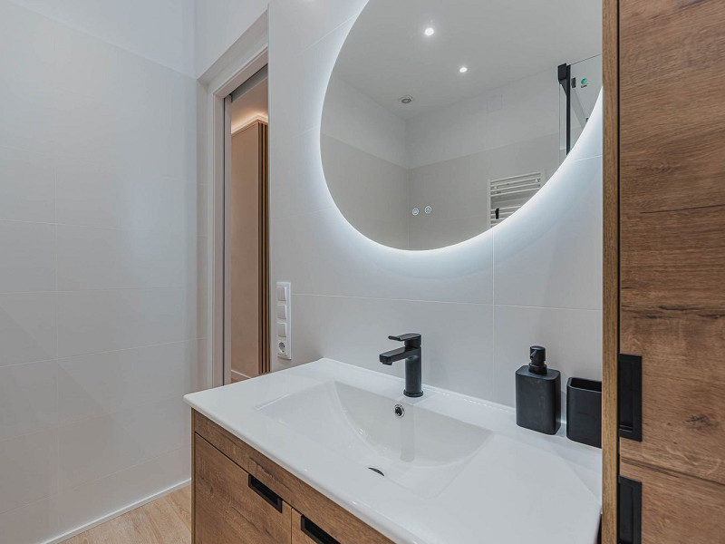 Newly Renovated Apartment with Balcony in Nova Esquerra de l’Eixample, Barcelona. Photo:  19