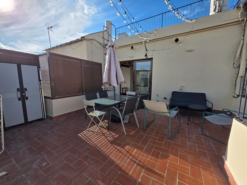 Charming penthouse with terraces in the heart of Barcelona. Photo:  24