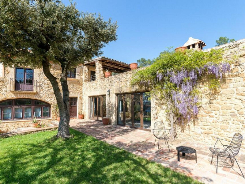 Magnificent old stone mansion in the picturesque mountainous area of Vulpellac in the province of Girona. Photo:  19