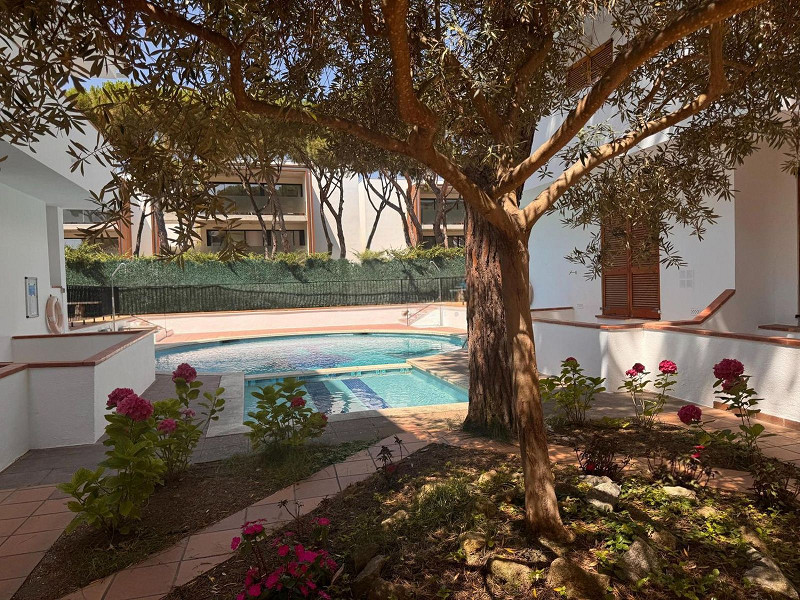 Квартира на первом этаже с частным садом и бассейном, 20 м от пляжа в Platja d’Aro, Коста-Брава. Фото:  9