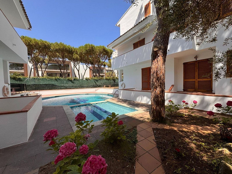 Квартира на первом этаже с частным садом и бассейном, 20 м от пляжа в Platja d’Aro, Коста-Брава. Фото:  10