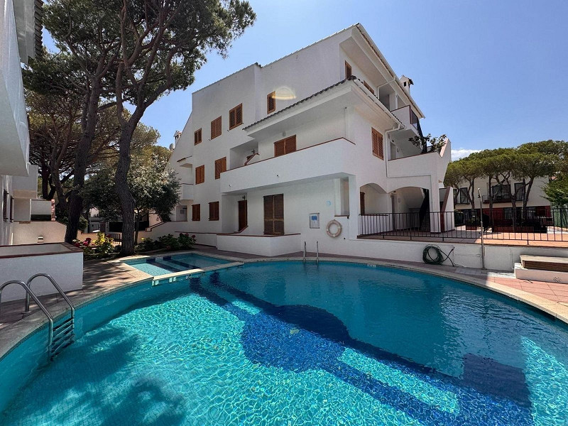 Квартира на первом этаже с частным садом и бассейном, 20 м от пляжа в Platja d’Aro, Коста-Брава. Фото:  24