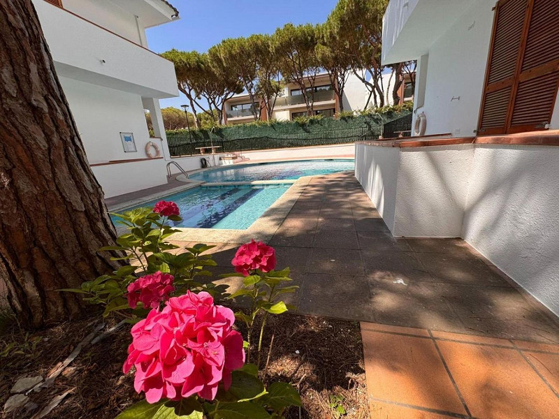 Квартира на первом этаже с частным садом и бассейном, 20 м от пляжа в Platja d’Aro, Коста-Брава. Фото:  26