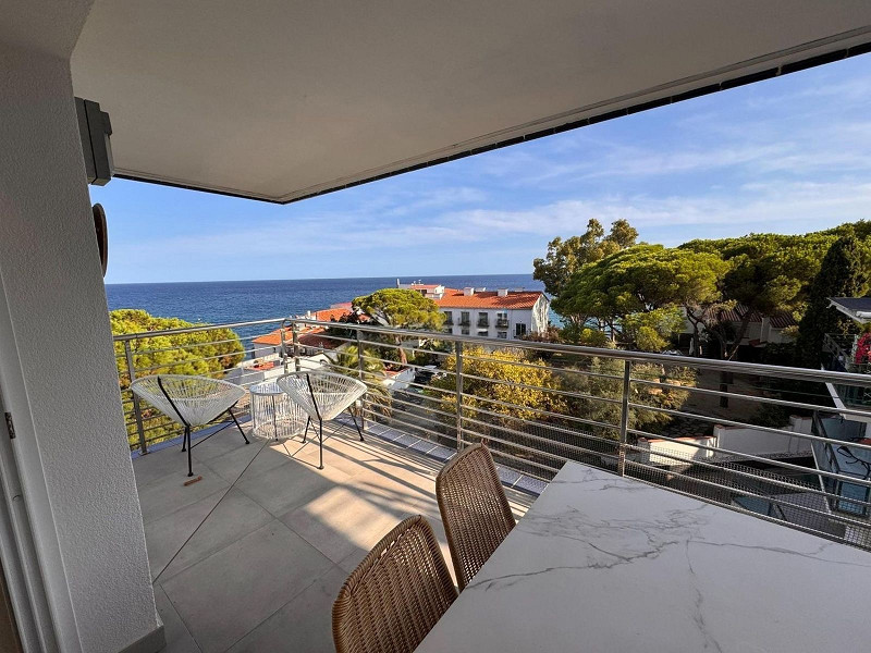 Квартира с террасой и видом на море в Плайя-д’Аро, Коста-Брава. Фото:  1