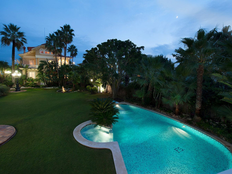 Роскошная вилла на первой линии моря с садом и бассейном в Ситжесе, Барселона. Фото:  2