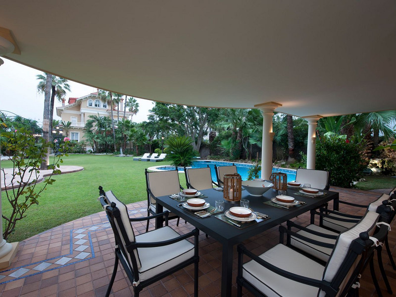 Роскошная вилла на первой линии моря с садом и бассейном в Ситжесе, Барселона. Фото:  4