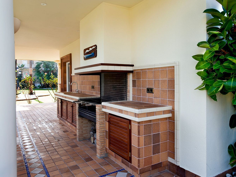 Роскошная вилла на первой линии моря с садом и бассейном в Ситжесе, Барселона. Фото:  5