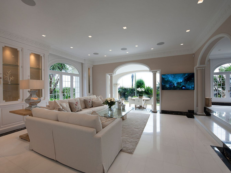 Роскошная вилла на первой линии моря с садом и бассейном в Ситжесе, Барселона. Фото:  12