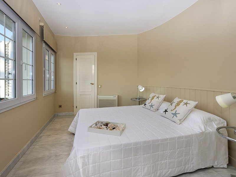 Роскошная вилла на первой линии моря с садом и бассейном в Ситжесе, Барселона. Фото:  15