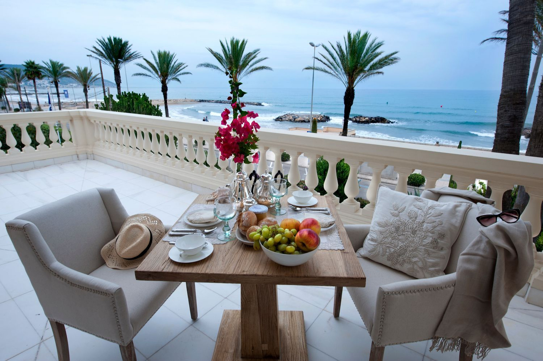 Роскошная вилла на первой линии моря с садом и бассейном в Ситжесе, Барселона