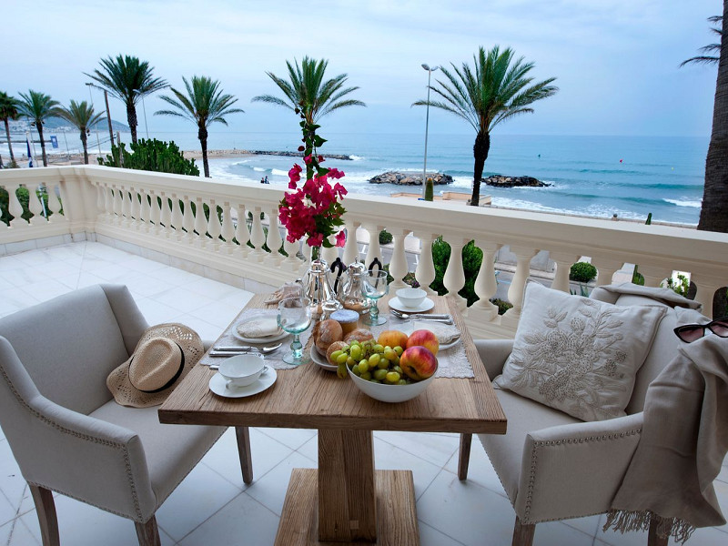 Роскошная вилла на первой линии моря с садом и бассейном в Ситжесе, Барселона. Фото:  1