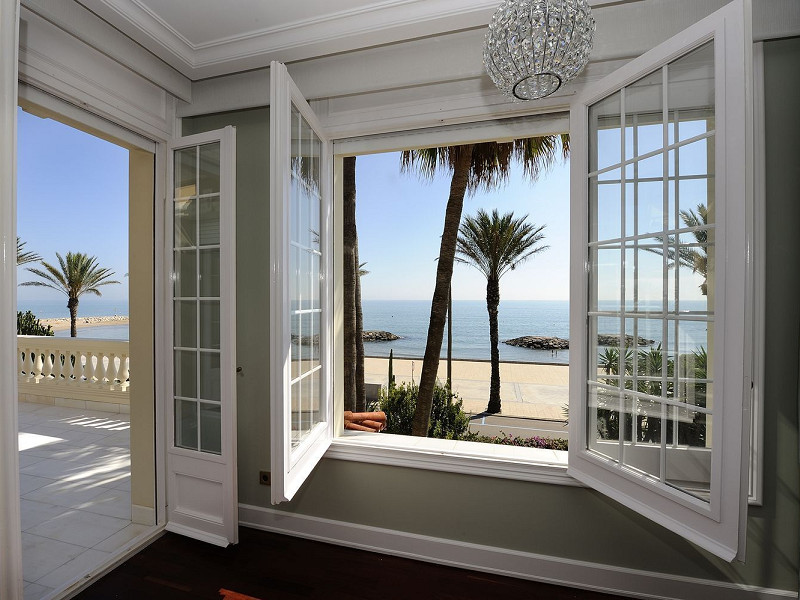 Роскошная вилла на первой линии моря с садом и бассейном в Ситжесе, Барселона. Фото:  16