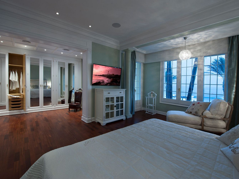 Роскошная вилла на первой линии моря с садом и бассейном в Ситжесе, Барселона. Фото:  17