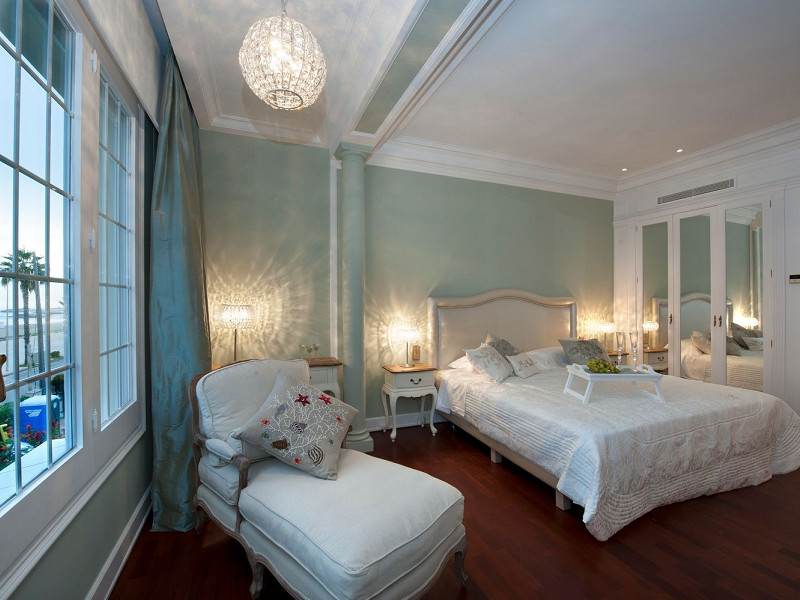 Роскошная вилла на первой линии моря с садом и бассейном в Ситжесе, Барселона. Фото:  18