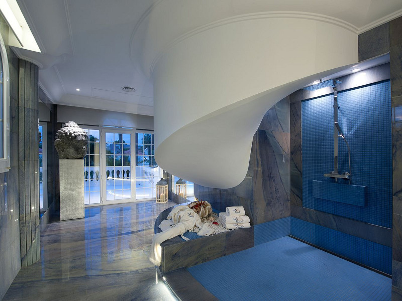 Роскошная вилла на первой линии моря с садом и бассейном в Ситжесе, Барселона. Фото:  19