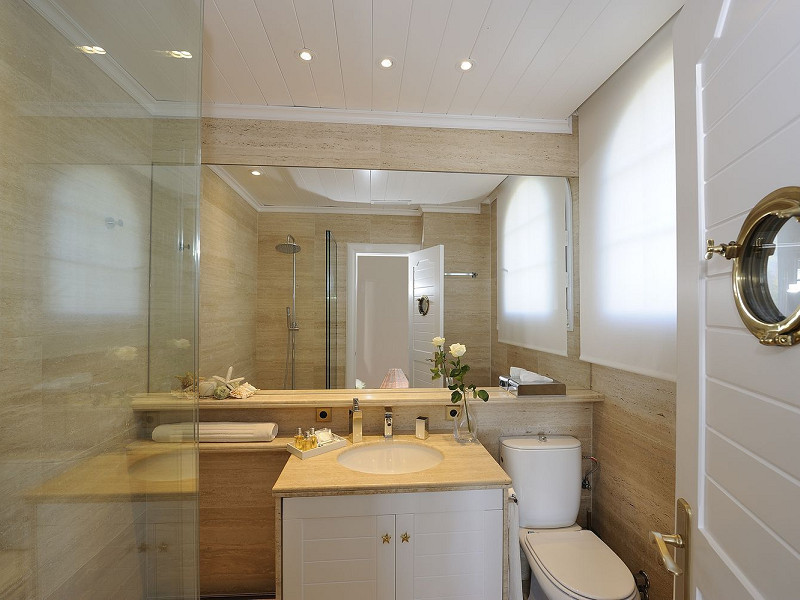 Роскошная вилла на первой линии моря с садом и бассейном в Ситжесе, Барселона. Фото:  23