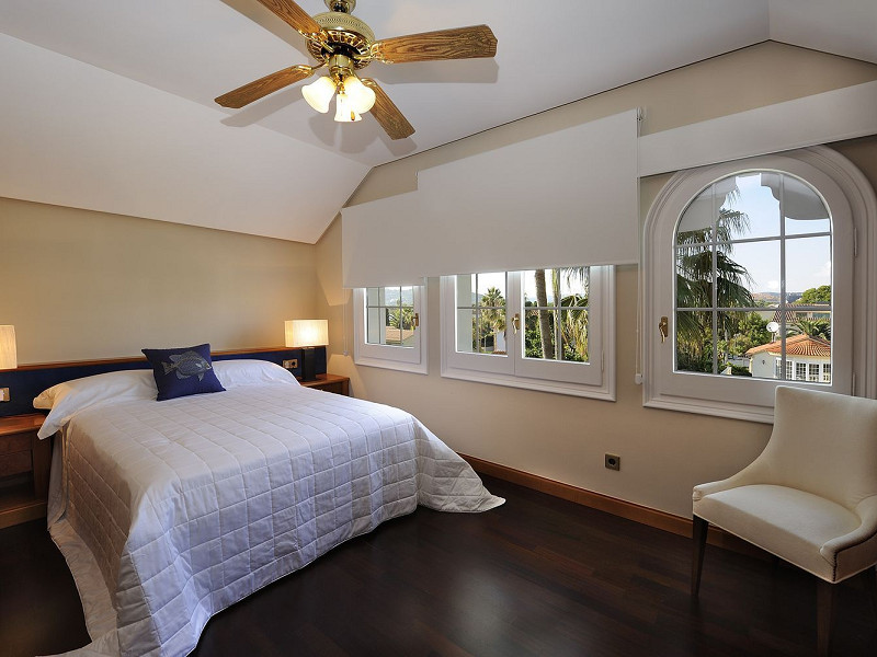 Роскошная вилла на первой линии моря с садом и бассейном в Ситжесе, Барселона. Фото:  24