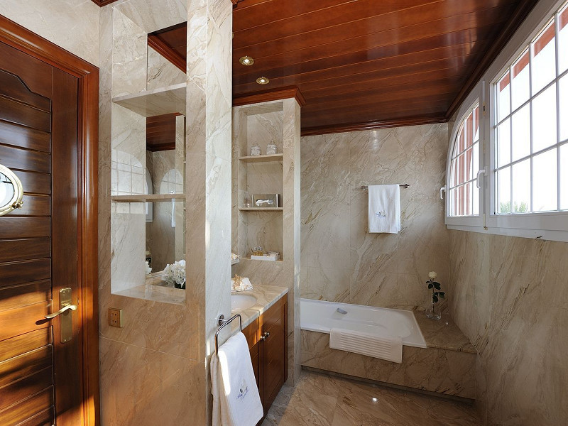 Роскошная вилла на первой линии моря с садом и бассейном в Ситжесе, Барселона. Фото:  27