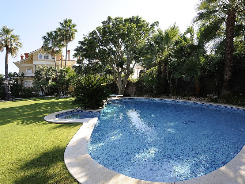 Роскошная вилла на первой линии моря с садом и бассейном в Ситжесе, Барселона. Фото:  29