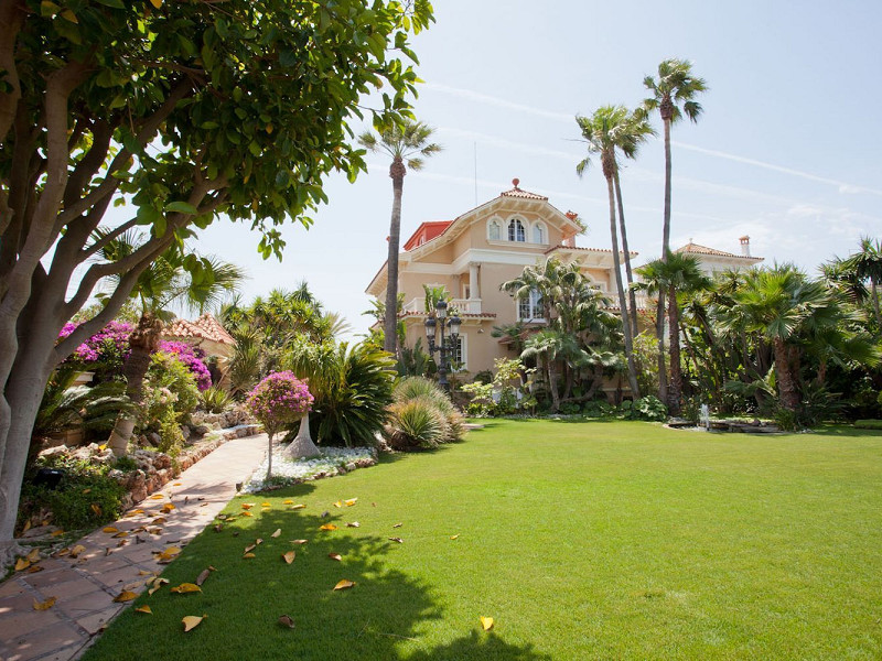 Роскошная вилла на первой линии моря с садом и бассейном в Ситжесе, Барселона. Фото:  32