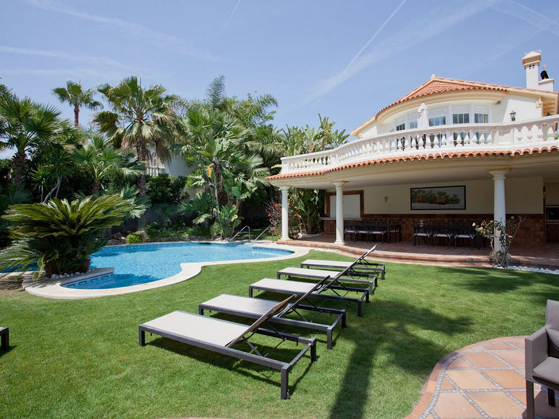 Роскошная вилла на первой линии моря с садом и бассейном в Ситжесе, Барселона. Фото:  33