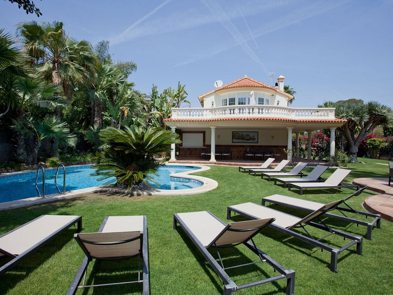 Роскошная вилла на первой линии моря с садом и бассейном в Ситжесе, Барселона. Фото:  34