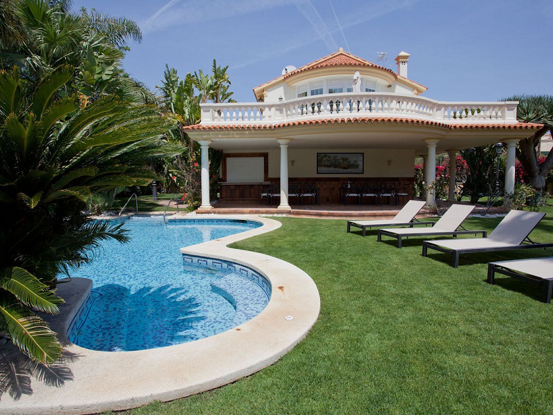 Роскошная вилла на первой линии моря с садом и бассейном в Ситжесе, Барселона. Фото:  35