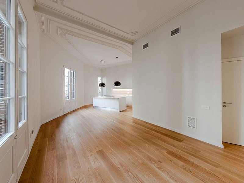 Классическая квартира с балконами и высокими потолками в центре Эшампле, Барселона. Фото:  1