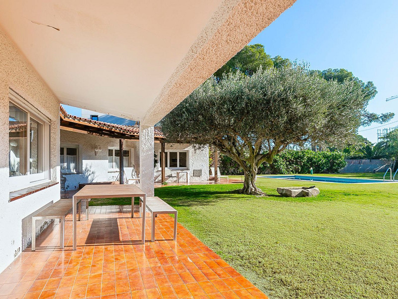 Дом с большим участком и инвестиционным потенциалом в Террамар, Ситжес. Фото:  3