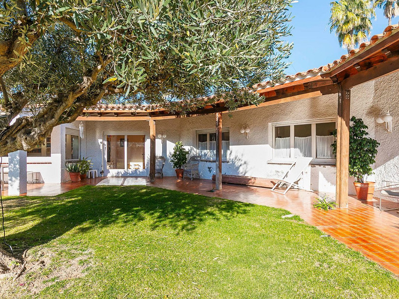 Дом с большим участком и инвестиционным потенциалом в Террамар, Ситжес. Фото:  8