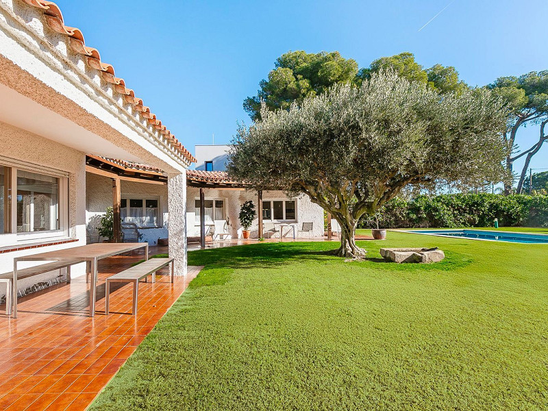 Дом с большим участком и инвестиционным потенциалом в Террамар, Ситжес. Фото:  11