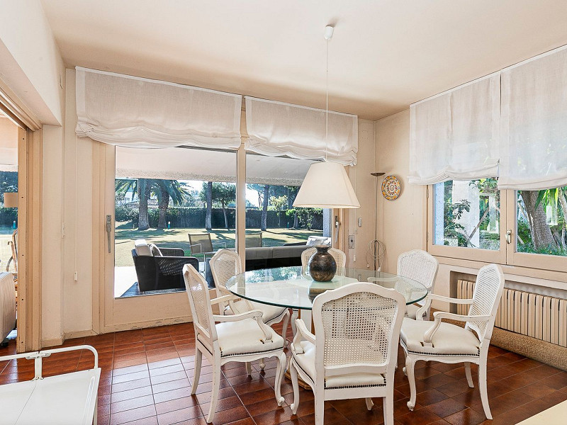 Дом с большим участком и инвестиционным потенциалом в Террамар, Ситжес. Фото:  21