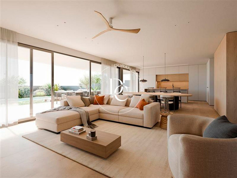 Современная энергоэффективная вилла с бассейном в Ла Плана, Ситжес. Фото:  19